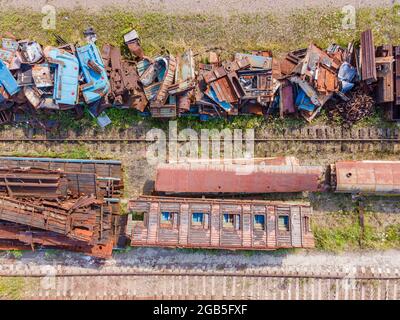 Trains de chemin de fer, décharge de ferraille à la gare, vue de dessus. Banque D'Images