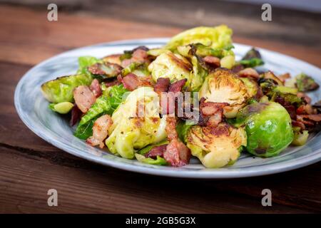Choux de Bruxelles grillés au bacon sur une table rustique Banque D'Images