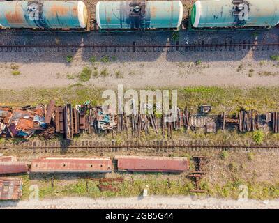 Trains de chemin de fer, décharge de ferraille à la gare, vue de dessus. Banque D'Images