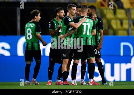 Parme, Italie. 01 août 2021. Filip Djuricic des États-Unis Sassuolo fête avec ses coéquipiers après avoir atteint un but lors du match de football amical d'avant-saison entre Parme Calcio et US Sassuolo. LES ÉTATS-UNIS Sassuolo ont remporté 3-0 victoires sur Parme Calcio. Credit: Nicolò Campo/Alay Live News Banque D'Images