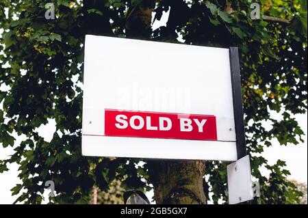 Propriété vendue, panneau près d'une maison, Royaume-Uni Banque D'Images
