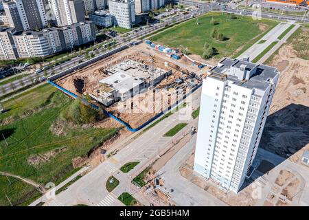 immeuble récemment construit en hauteur dans un quartier résidentiel urbain. vue aérienne par beau temps. Banque D'Images