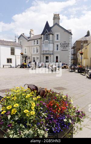 Centre-ville de Beaumaris, place du Château et Hôtel Castle court par une journée ensoleillée en juillet, Beaumaris Anglesey pays de Galles Royaume-Uni Banque D'Images