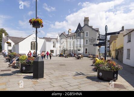 Centre-ville de Beaumaris, place du Château et Hôtel Castle court par une journée ensoleillée en juillet, Beaumaris Anglesey pays de Galles Royaume-Uni Banque D'Images