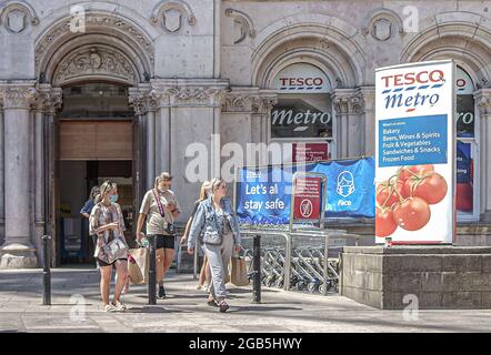 Les clients quittent le métro Tesco à Royal Avenue, Belfast. Banque D'Images