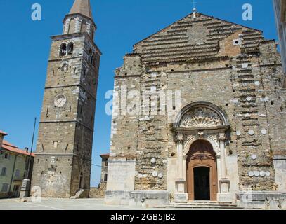 Crkva SV Serpula, église St Serpulus, sur la place Trg SV Serpula, dans le village médiéval historique de Buje, en Istria, Croatie. église paroissiale du xvie siècle Banque D'Images