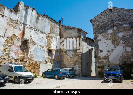 Buje, Croatie - 11 juillet 2021. Des traces de bâtiments anciens, maintenant démolis, sont visibles sur les côtés des bâtiments résidentiels actuels dans le quartier historique Banque D'Images