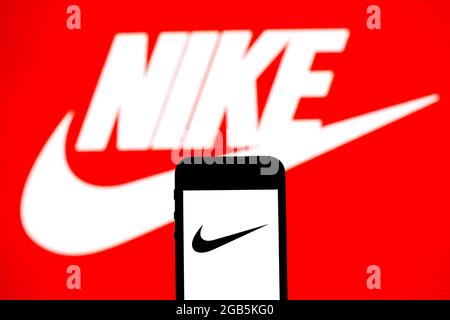 Sur cette photo, un logo Nike, Inc. Apparaît sur un smartphone et en arrière-plan. Banque D'Images