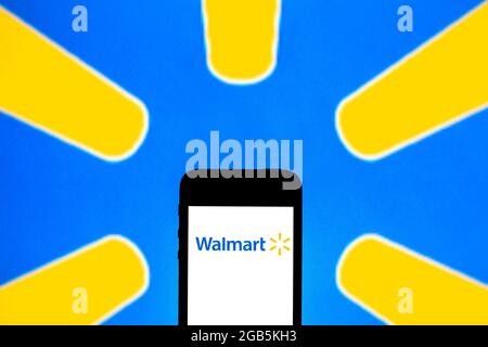 Sur cette photo, un logo Walmart, Inc. Apparaît sur un smartphone et en arrière-plan. Banque D'Images