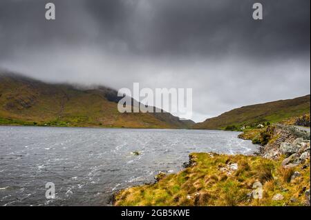 Lough Fee, Connemara Loop Road, Wild Atlantic Way, Comté de Galway, Irlande Banque D'Images