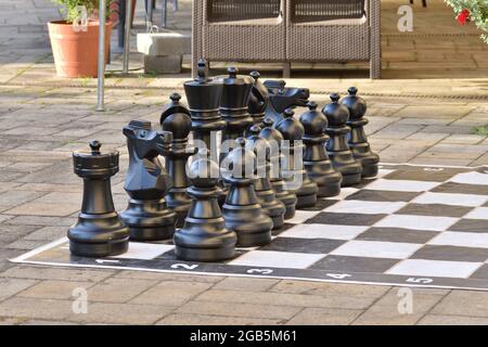 Des pièces d'échecs géantes en plein air. Duel. Banque D'Images