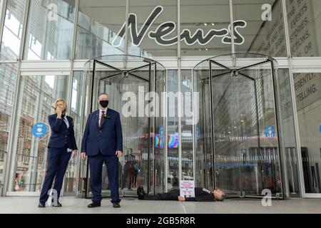 Londres, Royaume-Uni. 2 août 2021 : le révérend Tim Hefes, âgé de 71 ans, coulait ses lèvres devant les bureaux de News UK à l'heure du déjeuner aujourd'hui. Son action a été d'attirer l'attention sur le silence de la science du climat par Rupert Murdoch et News Corp, qui a conduit à un manque catastrophique d'action efficace pour s'attaquer à la crise climatique. Il tenait des pancartes lisant « Murdoch a fait cela, la science du climat muette », « Murdoch au banc des accusés d'ecocide », « l'héritage Murdoch ? La 6e extinction de masse sur la planète Terre ». Londres, Royaume-Uni. Crédit : Joshua Windsor/Alay Live News Banque D'Images