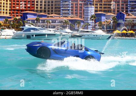 (210802) -- ALAMEIN, 2 août 2021 (Xinhua) -- UN jet-ski de type voiture dans l'eau dans la ville de la station de New Alamein, Egypte, 28 juillet 2021. POUR ALLER AVEC "Feature: Egyptian-construit voiture-comme jet skis attirer les touristes dans la station méditerranéenne de l'Egypte" (Xinhua/Ahmed Gomaa) Banque D'Images