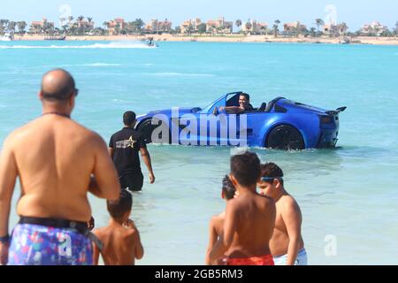 (210802) -- ALAMEIN, 2 août 2021 (Xinhua) -- les vacanciers se réunissent pour voir un jet ski en voiture dans la ville de la station de New Alamein, Egypte, 28 juillet 2021. POUR ALLER AVEC "Feature: Egyptian-construit voiture-comme jet skis attirer les touristes dans la station méditerranéenne de l'Egypte" (Xinhua/Ahmed Gomaa) Banque D'Images