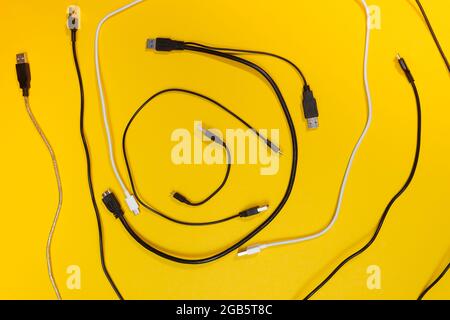 Fils USB sur fond jaune Banque D'Images