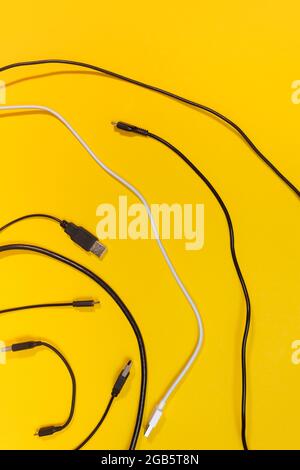 Fils USB sur fond jaune Banque D'Images