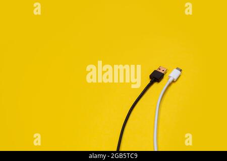 Fils USB sur fond jaune Banque D'Images