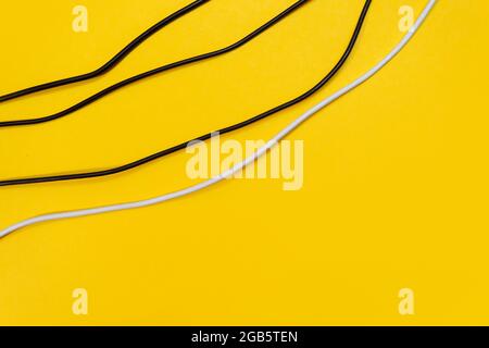 Fils USB sur fond jaune Banque D'Images