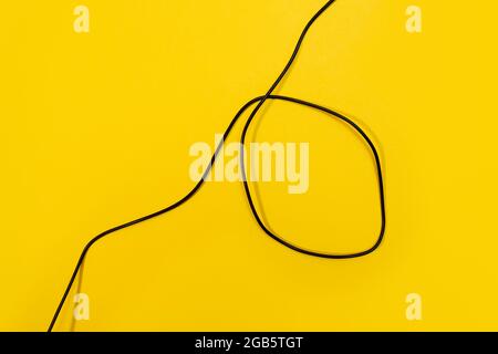 Fils USB sur fond jaune Banque D'Images