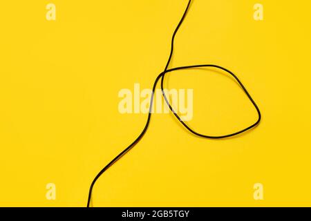 Fils USB sur fond jaune Banque D'Images