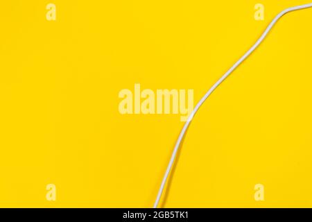 Fils USB sur fond jaune Banque D'Images