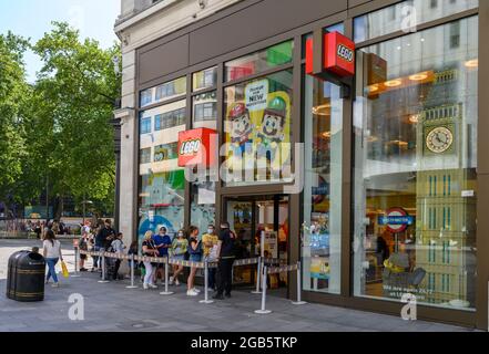 Londres, Royaume-Uni. 2 août 2021. File d'attente de visiteurs masqués attendre pour entrer dans le magasin Lego à Leicester Square. Crédit : Malcolm Park/Alay Live News Banque D'Images