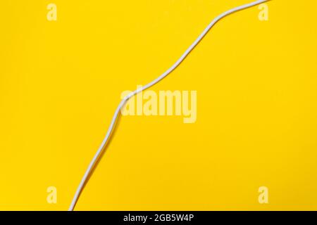 Fils USB sur fond jaune Banque D'Images