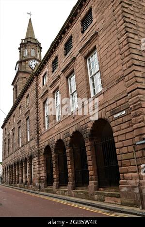 Vue sur un vieux bâtiment en pierre avec tour d'horloge dans la ville de Berwick-upon-Tweed de Northumberland Banque D'Images