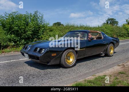 1980 80s noir Pontiac Trans Am 4900cc roadster américain, en route vers Capesthorne Hall Classic juillet car show, Cheshire, Royaume-Uni Banque D'Images