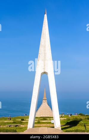 Le mémorial des aviateurs français Nungesser et coli à Etretat, en France, a été construit en 1962 dans le cadre de la chapelle notre-Dame de la Garde. Banque D'Images