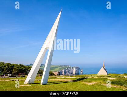 Le mémorial des aviateurs français Nungesser et coli à Etretat, en France, donne sur la chapelle notre-Dame de la Garde, l'aiguille et l'arche. Banque D'Images