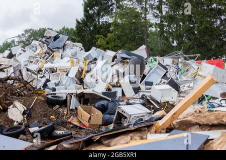 Schleiden, Allemagne. 02 août 2021. Vue sur les piles de déchets de la catastrophe de la tempête sur le site commémoratif de Vogelsang. Credit: Rolf Vennenbernd/dpa/Alay Live News Banque D'Images