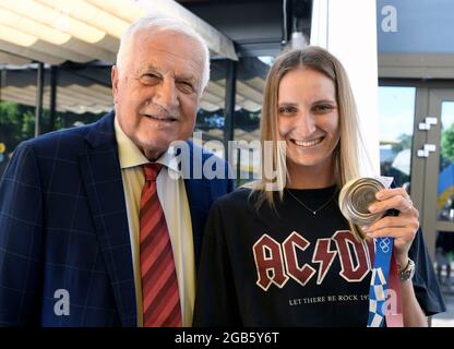 Prague, République tchèque. 02 août 2021. Le joueur de tennis tchèque Marketa Vondrousova, à droite, et l'ancien président tchèque Vaclav Klaus posent pour les photographes à l'aéroport Vaclav Havel de Prague, République tchèque, le 2 août 2021. Marketa Vondrousova a remporté la médaille d'argent dans les singles féminins de la compétition de tennis aux Jeux Olympiques d'été 2020 à Tokyo. Crédit: Michala Rihova/CTK photo/Alamy Live News Banque D'Images