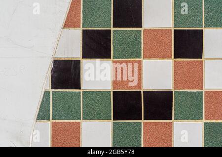 Vieux mur avec carreaux sales colorés, texture vintage. Façade de l'ancien bâtiment. Arrière-plan Banque D'Images