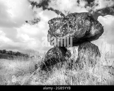 Le Devil's Den près de Marlborough dans Wiltshire, tourné dans l'infrarouge. Banque D'Images