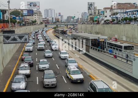 LIMA, PÉROU - 4 JUIN 2015 : station de bus Metropolitano sur la route Paseo de la Republica. Banque D'Images