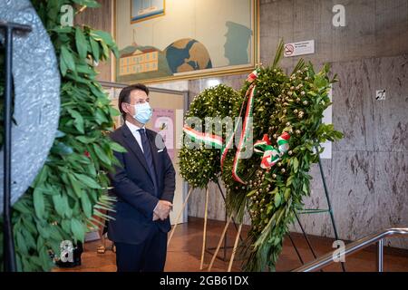 Bologne, ITALIE. 2 août 2021. Cérémonie de commémoration du 41ème anniversaire de l'attentat du 2 août 1980 à la gare ferroviaire. L'ancien Premier ministre et actuel dirigeant du mouvement 5 étoiles Giuseppe Conte rend hommage aux victimes du massacre en visitant le lieu où la bombe a explosé le 2 août 1980. Crédit: Massimiliano Donati/Alay Live News Banque D'Images