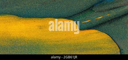 Peinture or métallique brillante scintillante coulant et coulant vers le  bas pour un fond doré Photo Stock - Alamy
