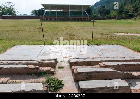 Kibuye, Rwanda - 2008 août - Stade Gatwaro ce mémorial, pour les 10,000 massacrés au stade Kibuye, se trouve sur le côté du terrain du stade. Insid Banque D'Images
