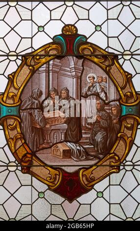 VIENNE, AUSTIRA - JUNI 17, 2021: Le Saint Antoine de Padoue et le début des Minorites sur le vitrail de l'église Alserkirche de Franz Gotzer Banque D'Images