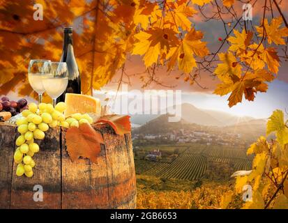 Coucher de soleil d'automne sur la vallée de Wachau avec une bouteille de vin sur le baril contre le village de Spitz près du Danube en Autriche Banque D'Images