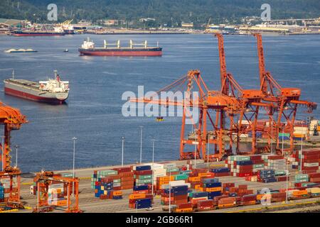 Grands grues-portiques chargement déchargement des conteneurs maritimes de transport dans le port de Vancouver Colombie-Britannique le plus grand port du Canada Banque D'Images