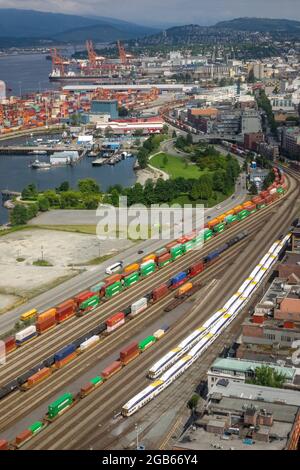 Conteneurs maritimes chargés sur des wagons dans le plan aérien du port de Vancouver Banque D'Images