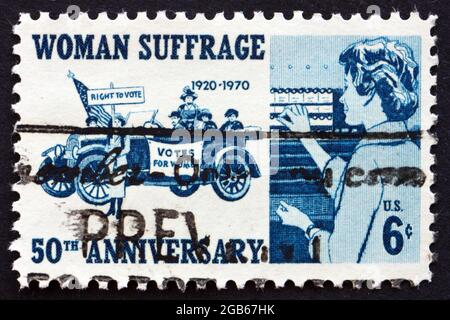 ETATS-UNIS D'AMÉRIQUE - VERS 1970: Un timbre imprimé aux Etats-Unis montre Suffragettes, 1920 et femme votant, 1970, 50ème anniversaire de la 19e Amendme Banque D'Images