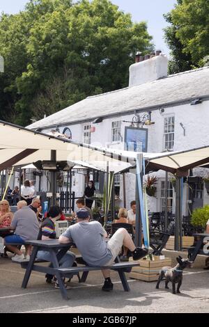 Anglesey pub; les gens mangeant et buvant au Ship Inn, un restaurant populaire de pub sur la côte; Red Wharf Bay, Anglesey Wales UK Banque D'Images