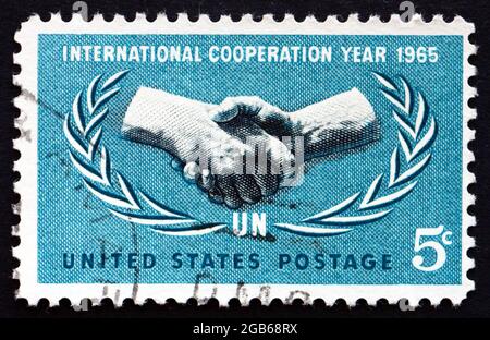 ÉTATS-UNIS D'AMÉRIQUE - VERS 1965: Un timbre imprimé aux États-Unis montre ICY Emblem, 20e anniversaire de l'ONU, vers 1965 Banque D'Images