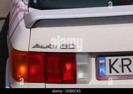 Cracovie. Cracovie. Pologne. L'ancienne Audi 80 est légèrement réglée et en bon état. Banque D'Images