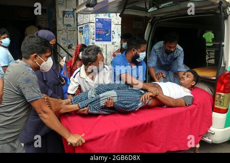 Dhaka, Bangladesh. 1er août 2021. Dhaka, Bangladesh, le 1er août 2021 : un patient infecté par la maladie de Covid-19 est transféré à un hôpital où les agents de santé traitent les patients infectés par le COV-2 du SRAS qui cause la maladie du coronavirus, les hôpitaux atteignent leur capacité maximale en raison de l'augmentation des cas positifs pour Covid-19. Credit: Habibur Rahman/Groupe Eyepix/ Alamy Live News Credit: EYEPIX Group/Alamy Live News Banque D'Images