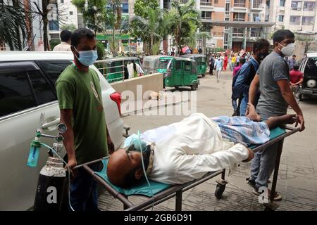 Dhaka, Bangladesh. 1er août 2021. Dhaka, Bangladesh, le 1er août 2021 : un patient infecté par la maladie de Covid-19 est transféré à un hôpital où les agents de santé traitent les patients infectés par le COV-2 du SRAS qui cause la maladie du coronavirus, les hôpitaux atteignent leur capacité maximale en raison de l'augmentation des cas positifs pour Covid-19. Credit: Habibur Rahman/Groupe Eyepix/ Alamy Live News Credit: EYEPIX Group/Alamy Live News Banque D'Images