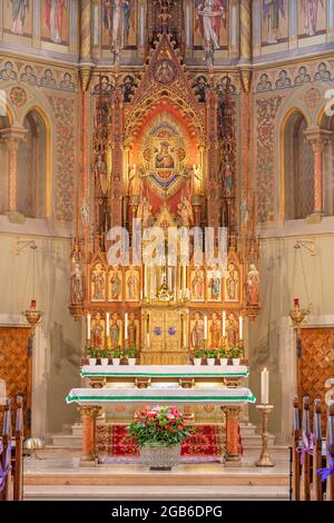 VIENNE, AUSTIRA - JUNI 24, 2021: Le presbytère et la Vierge sur l'autel dans l'église Marienkirche par Maximilian Schmalzl à partir de 19. Cent. Banque D'Images